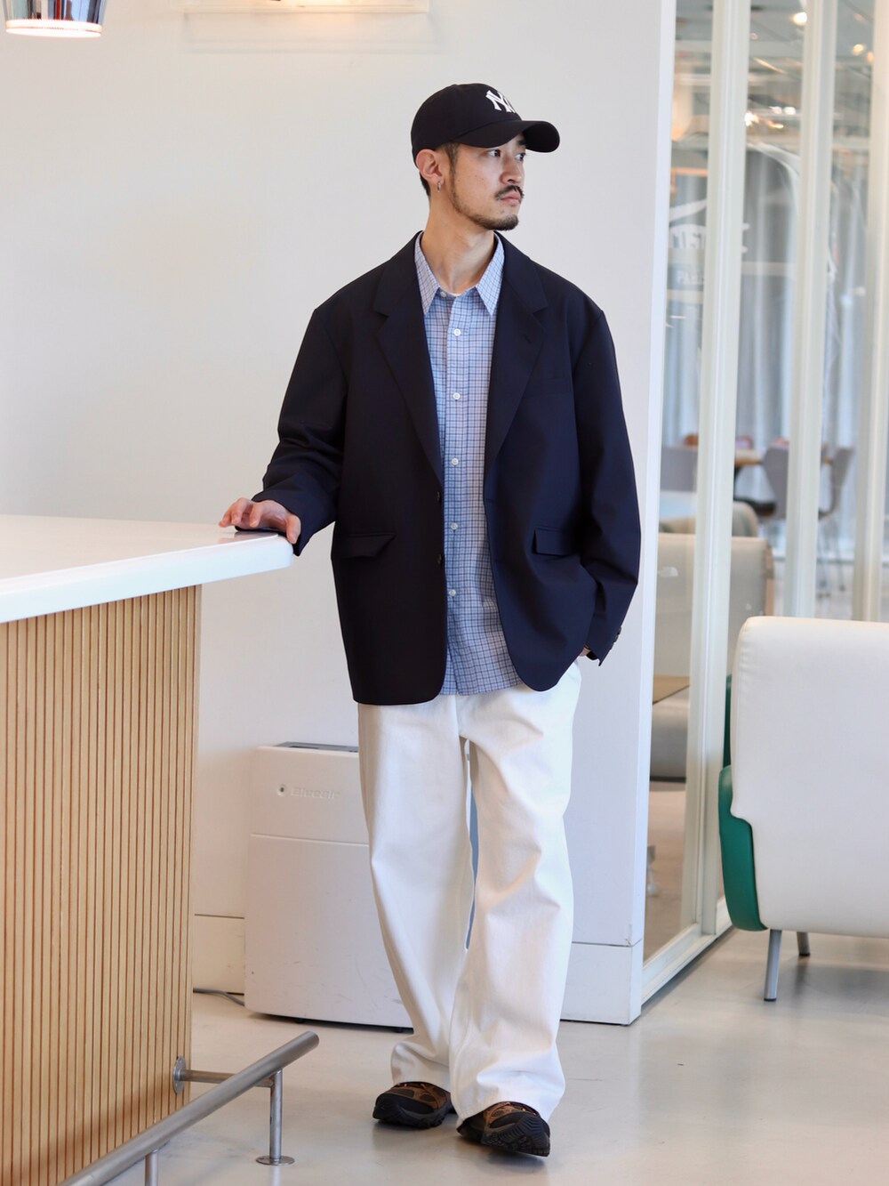 ブルー系のテーラードジャケット、ホワイト系のデニムパンツ、ブルー系のシャツ/ブラウスを着用したメンズの冬コーディネートの3枚目の写真