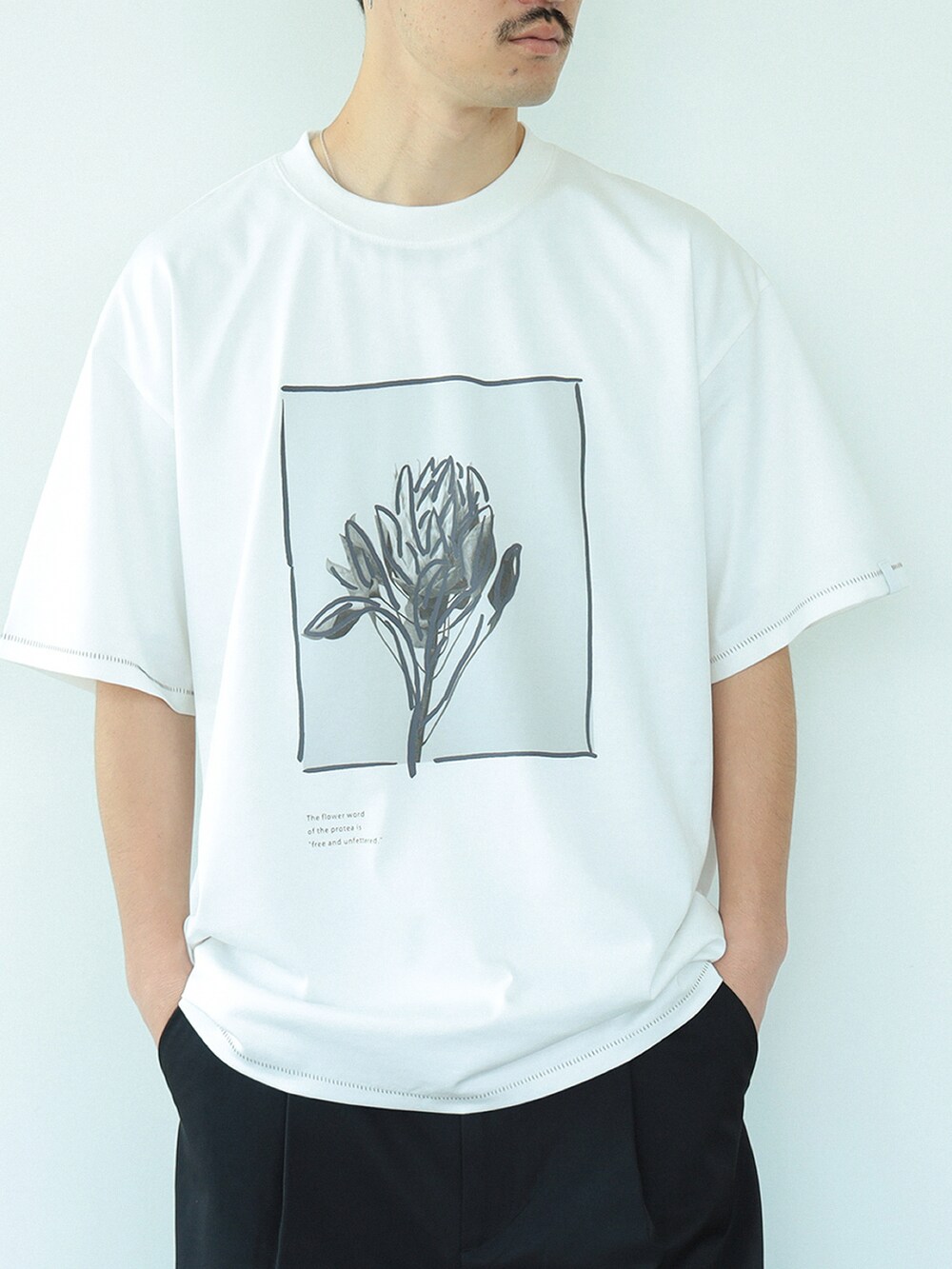 ホワイト系のTシャツ/カットソー、ブラック系のその他パンツ、ホワイト系のその他シューズを着用したメンズの夏コーディネートの3枚目の写真