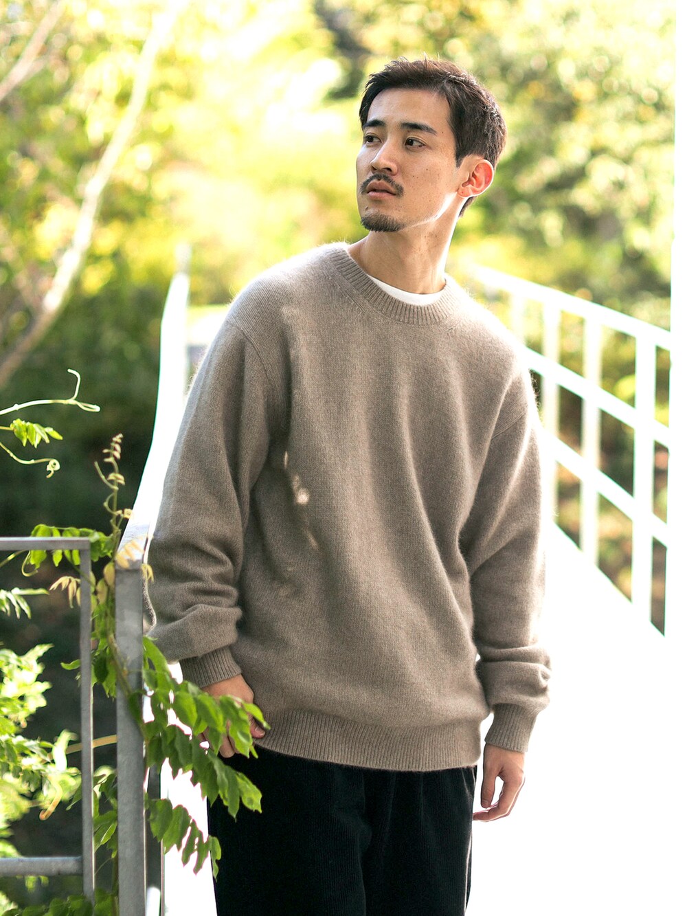 ブラック系のスニーカー、ベージュ系のニット/セーターを着用したメンズの冬コーディネートの2枚目の写真