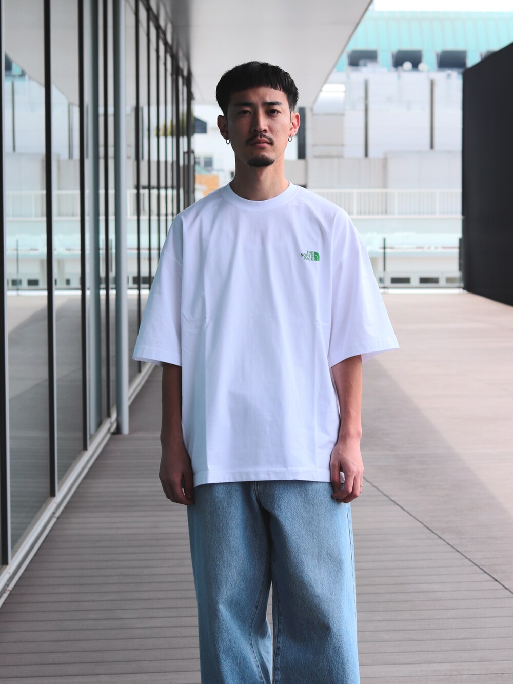 ブルー系のデニムパンツ、ホワイト系のTシャツ/カットソーを着用したメンズの春コーディネートの4枚目の写真