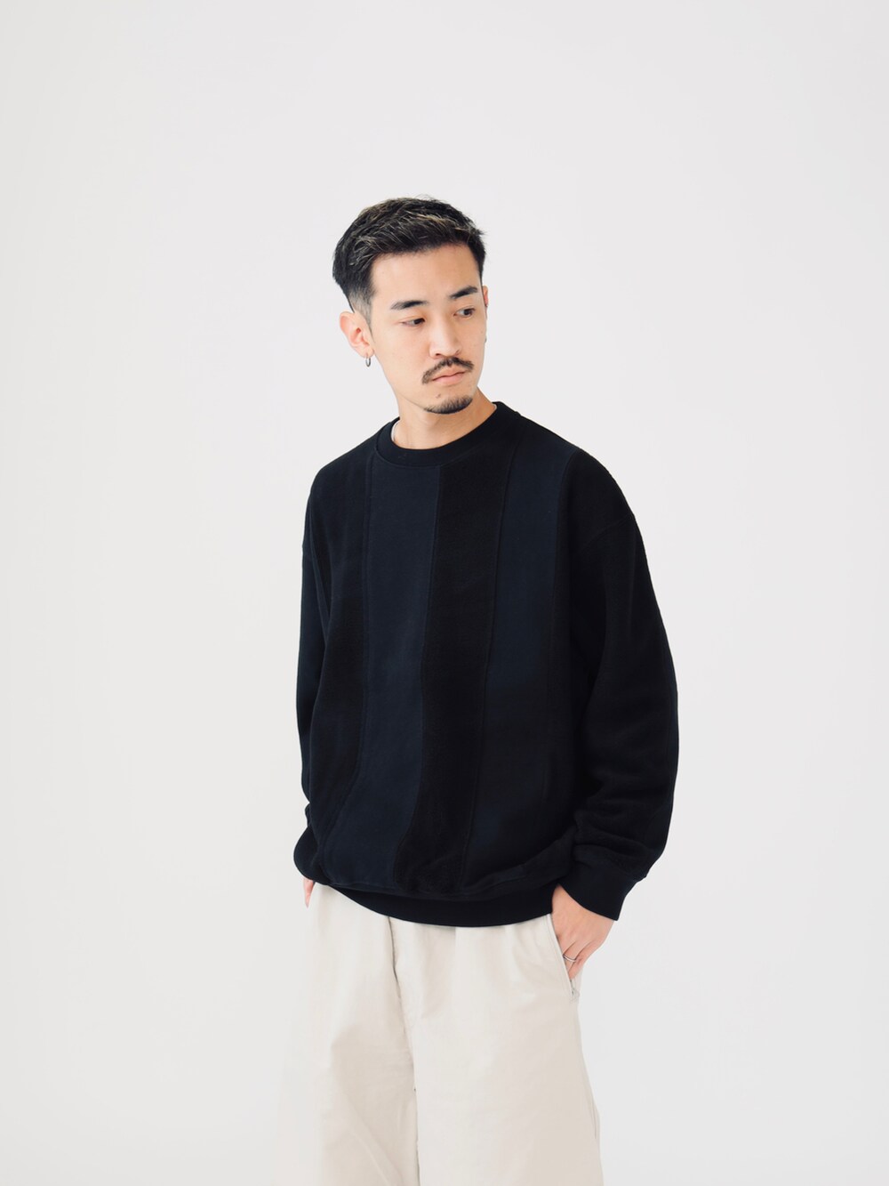 ブラック系のスウェットを着用したメンズの秋コーディネートの2枚目の写真