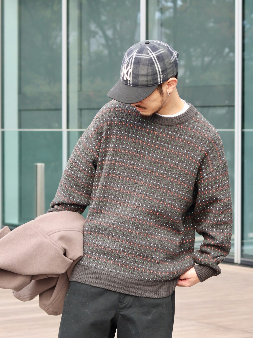 ブラウン系のブルゾン、ブラック系のその他パンツ、グレー系のニット/セーターを着用したメンズの秋コーディネートの4枚目の写真