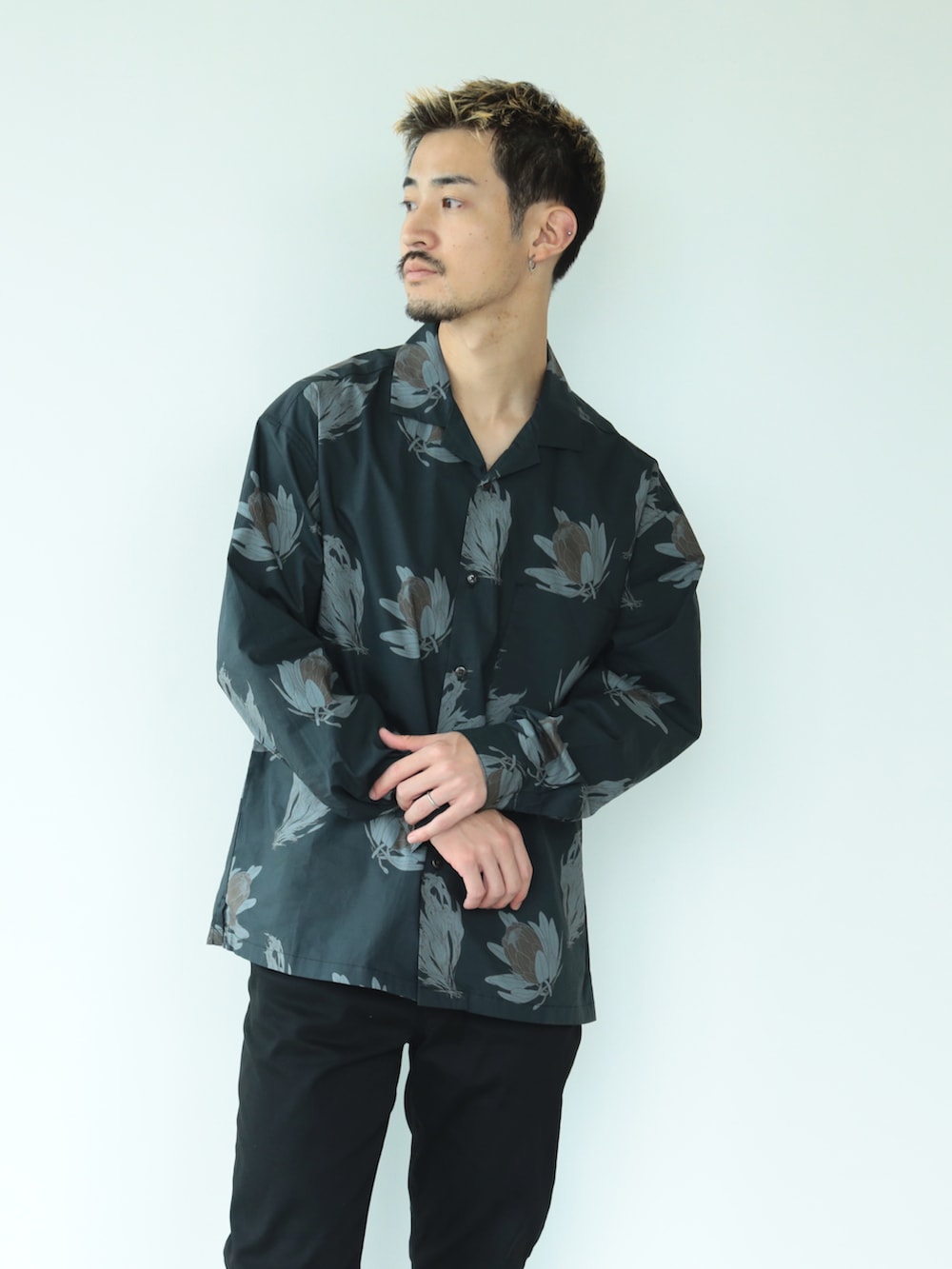 グレー系のシャツ/ブラウス、ブルー系のスラックスを着用したメンズの夏コーディネートの2枚目の写真