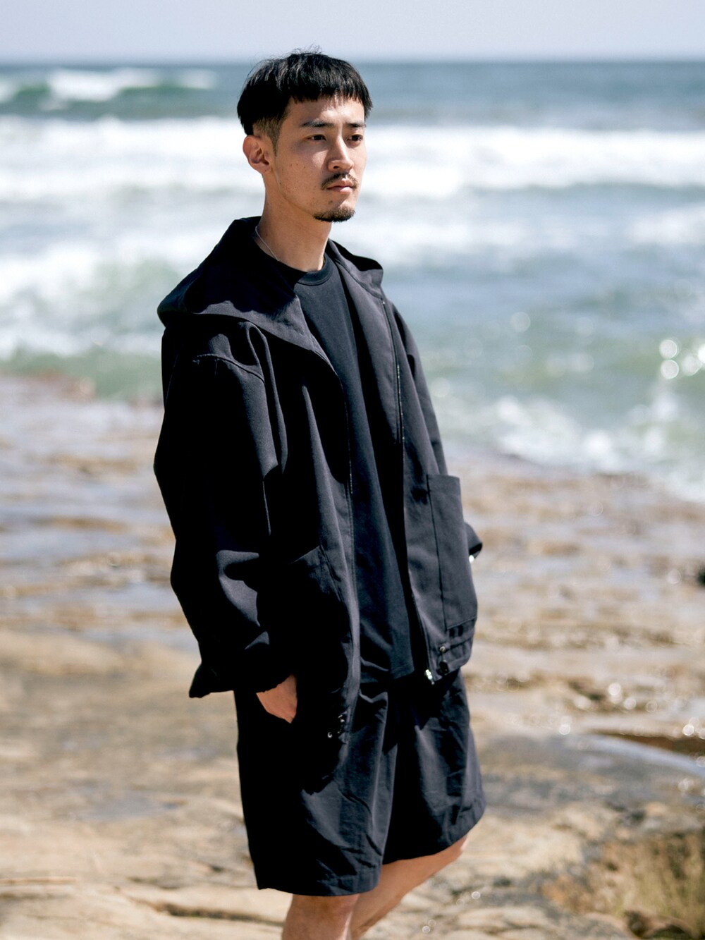 ブラック系のパーカー、ブラック系のTシャツ/カットソー、ブラック系のその他パンツを着用したメンズの春コーディネートの3枚目の写真