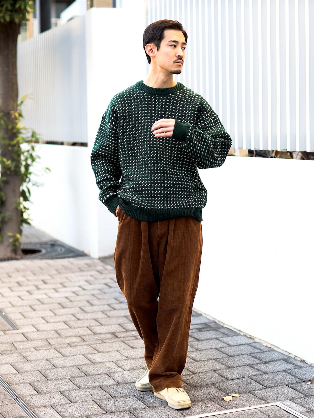 グリーン系のニット/セーター、ブラウン系のその他パンツを着用したメンズの冬コーディネートの2枚目の写真