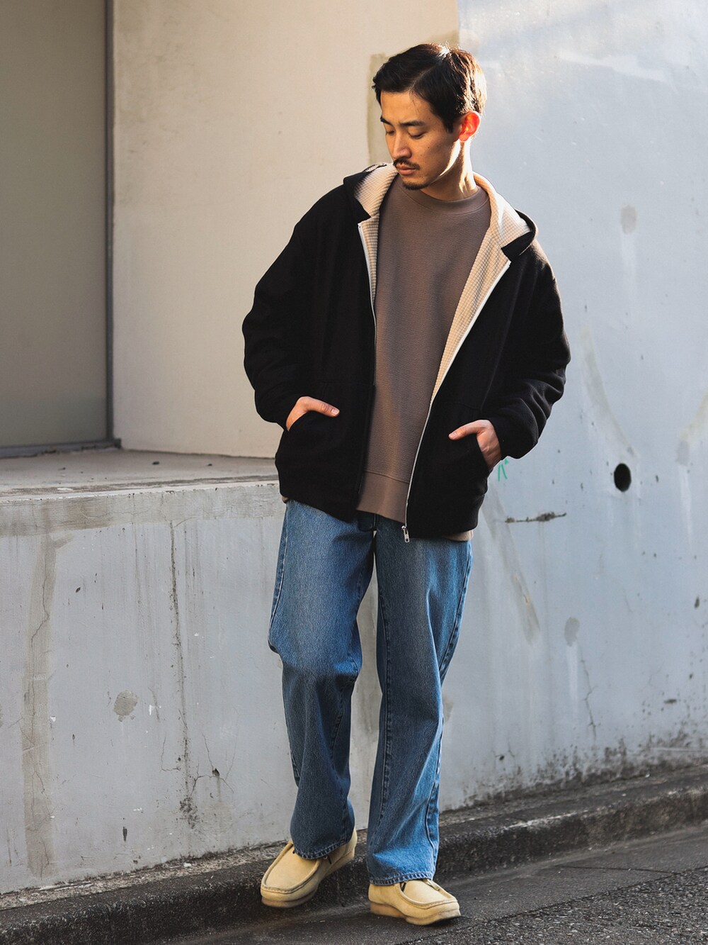 ブラック系のパーカーを着用したメンズの冬コーディネートの2枚目の写真