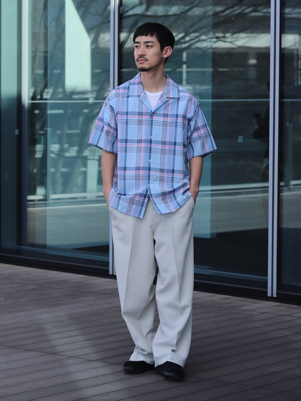 ブルー系のシャツ/ブラウス、ホワイト系のその他パンツを着用したメンズの春コーディネートの2枚目の写真