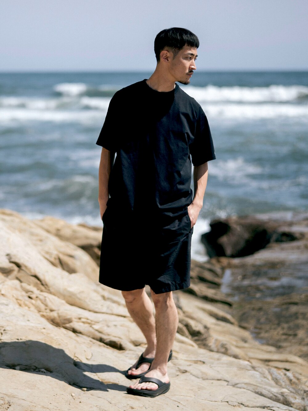 ブラック系のパーカー、ブラック系のTシャツ/カットソー、ブラック系のその他パンツを着用したメンズの春コーディネートの4枚目の写真