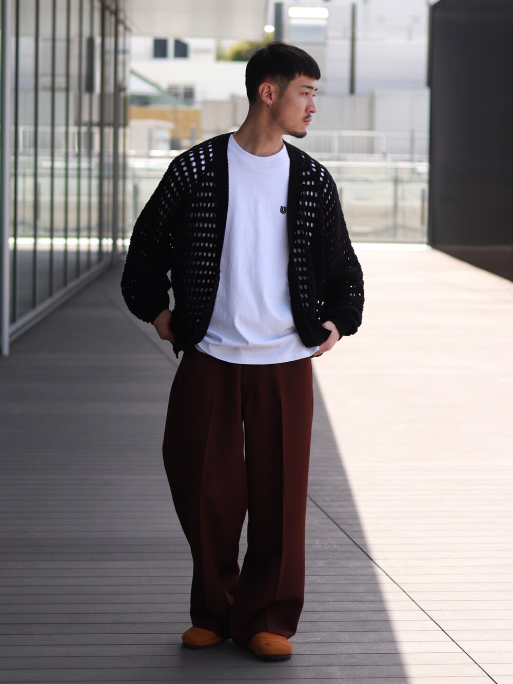 ブラック系のカーディガン/ボレロ、ブラウン系のその他パンツ、ホワイト系のTシャツ/カットソーを着用したメンズの春コーディネートの2枚目の写真