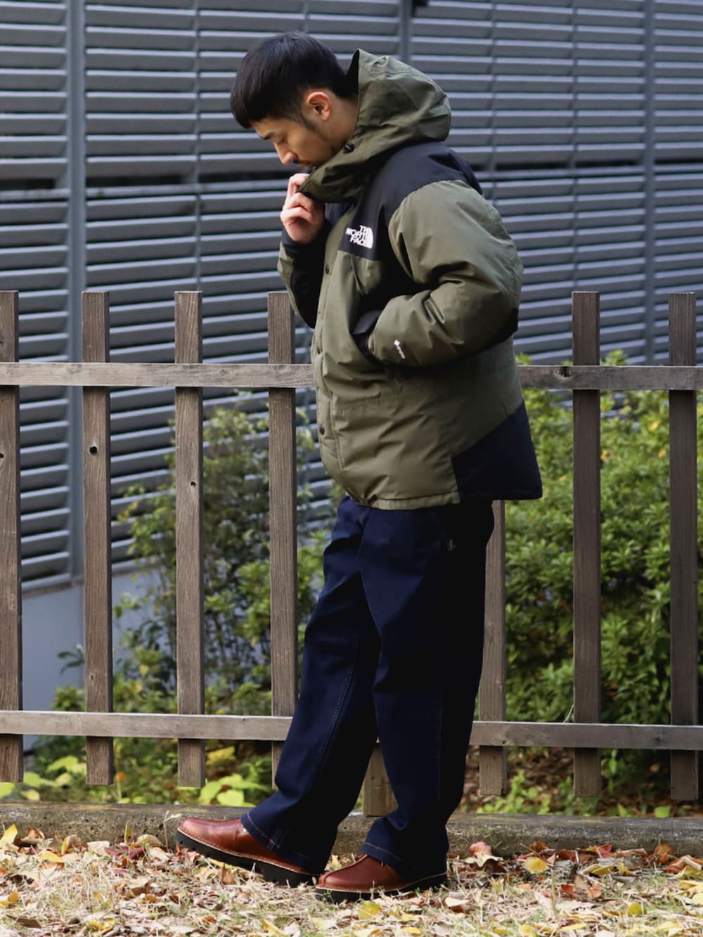 グリーン系のダウンジャケット/コートを着用したメンズの冬コーディネートの2枚目の写真