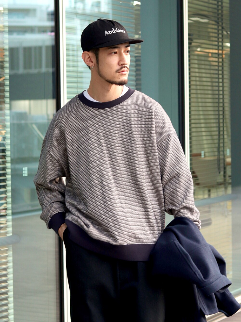 ブルー系のスウェット、ブルー系のブルゾン、ブラック系のその他パンツを着用したメンズの秋コーディネートの4枚目の写真