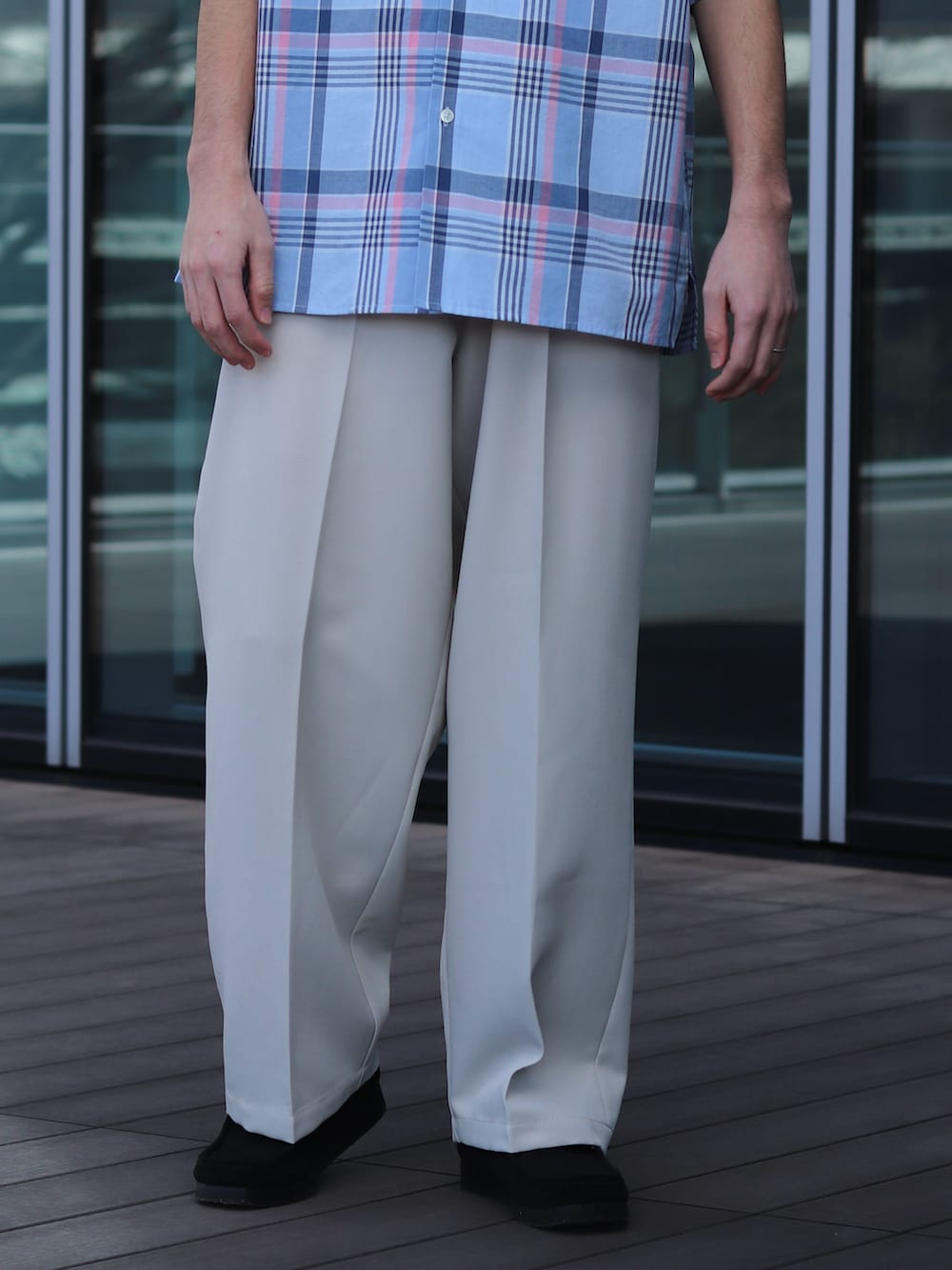 ブルー系のシャツ/ブラウス、ホワイト系のその他パンツを着用したメンズの春コーディネートの4枚目の写真