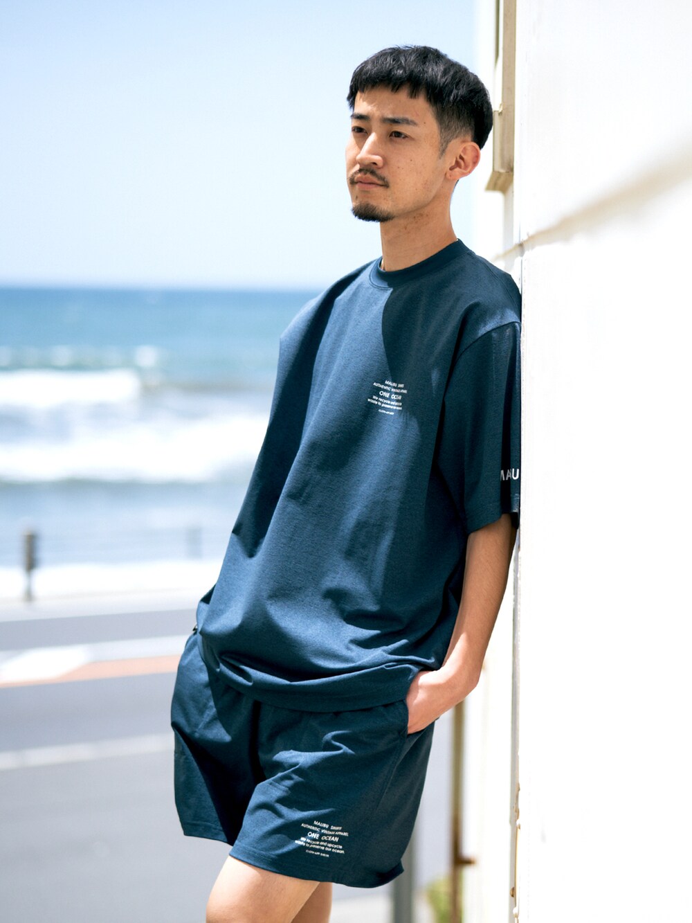 ブルー系のその他パンツ、ブルー系のTシャツ/カットソー、ブラック系のサンダルを着用したメンズの夏コーディネートの3枚目の写真