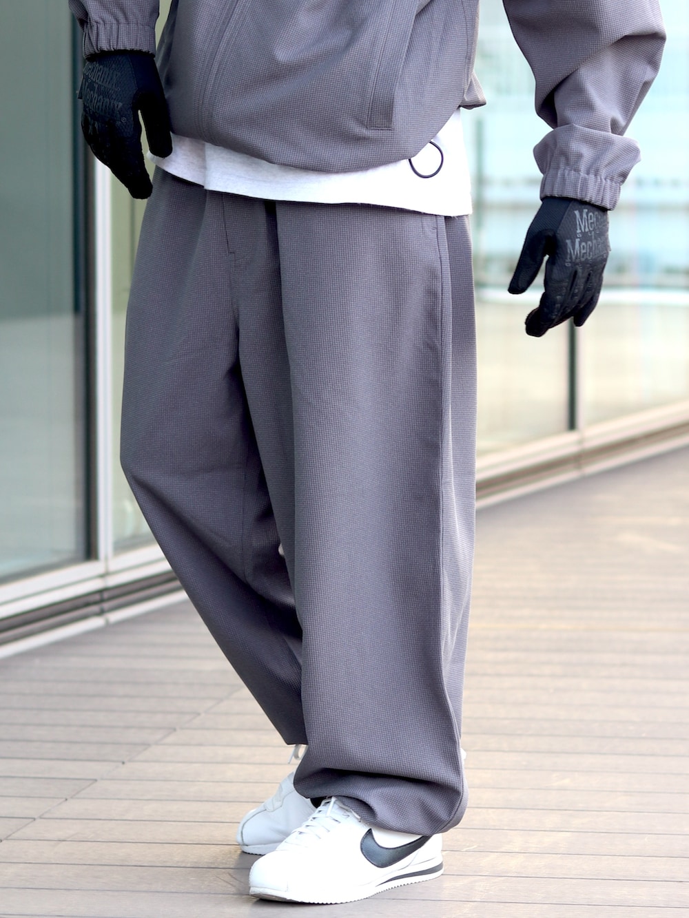 グレー系のブルゾン、グレー系のその他パンツを着用したメンズの冬コーディネートの5枚目の写真