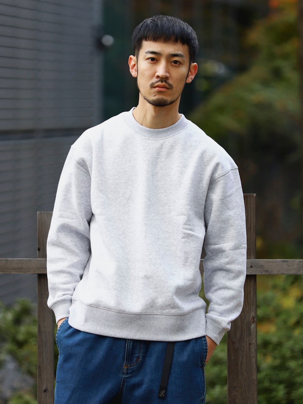 グレー系のスウェットを着用したメンズの冬コーディネートの3枚目の写真