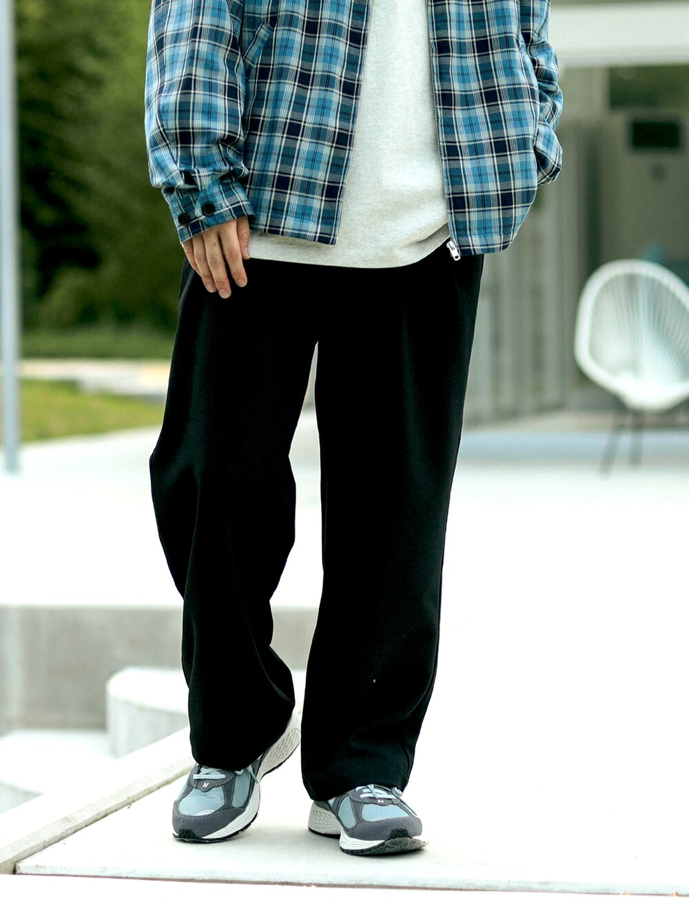 ブルー系のブルゾン、ブラック系のその他パンツを着用したメンズの秋コーディネートの4枚目の写真