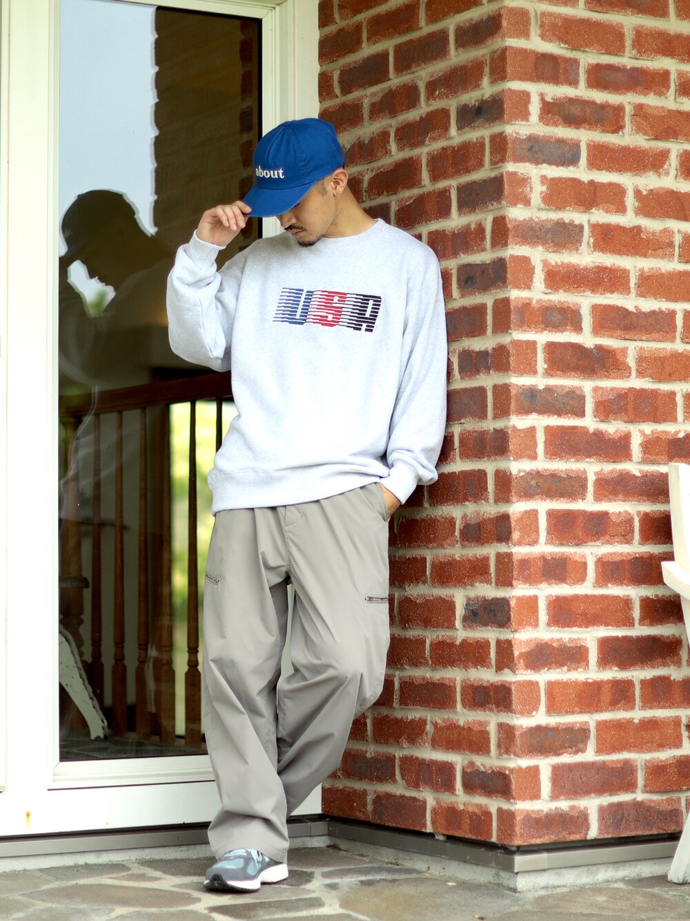 グレー系のスウェット、ブラウン系のその他パンツを着用したメンズの秋コーディネートの2枚目の写真