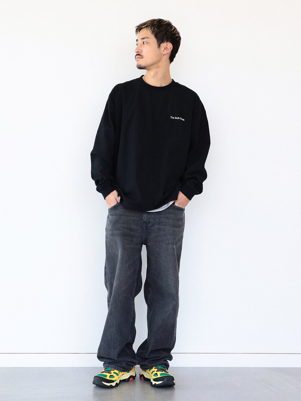 ブラック系のTシャツ/カットソー、その他のスニーカー、ブラック系のその他パンツを着用したメンズの夏コーディネートの2枚目の写真