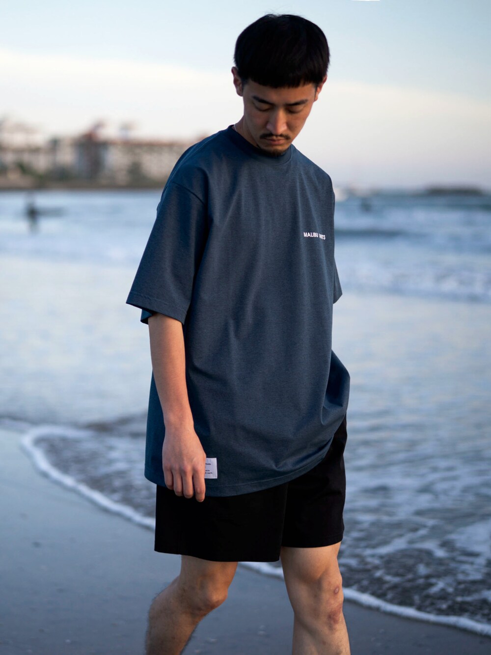 ブルー系のTシャツ/カットソー、ブラック系のその他パンツを着用したメンズの夏コーディネートの4枚目の写真