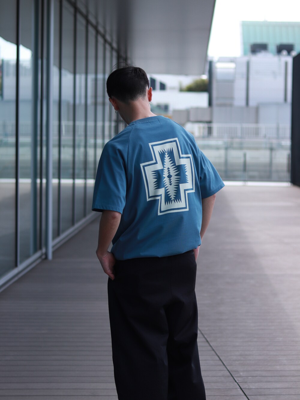 ブルー系のTシャツ/カットソーを着用したメンズの春コーディネートの4枚目の写真