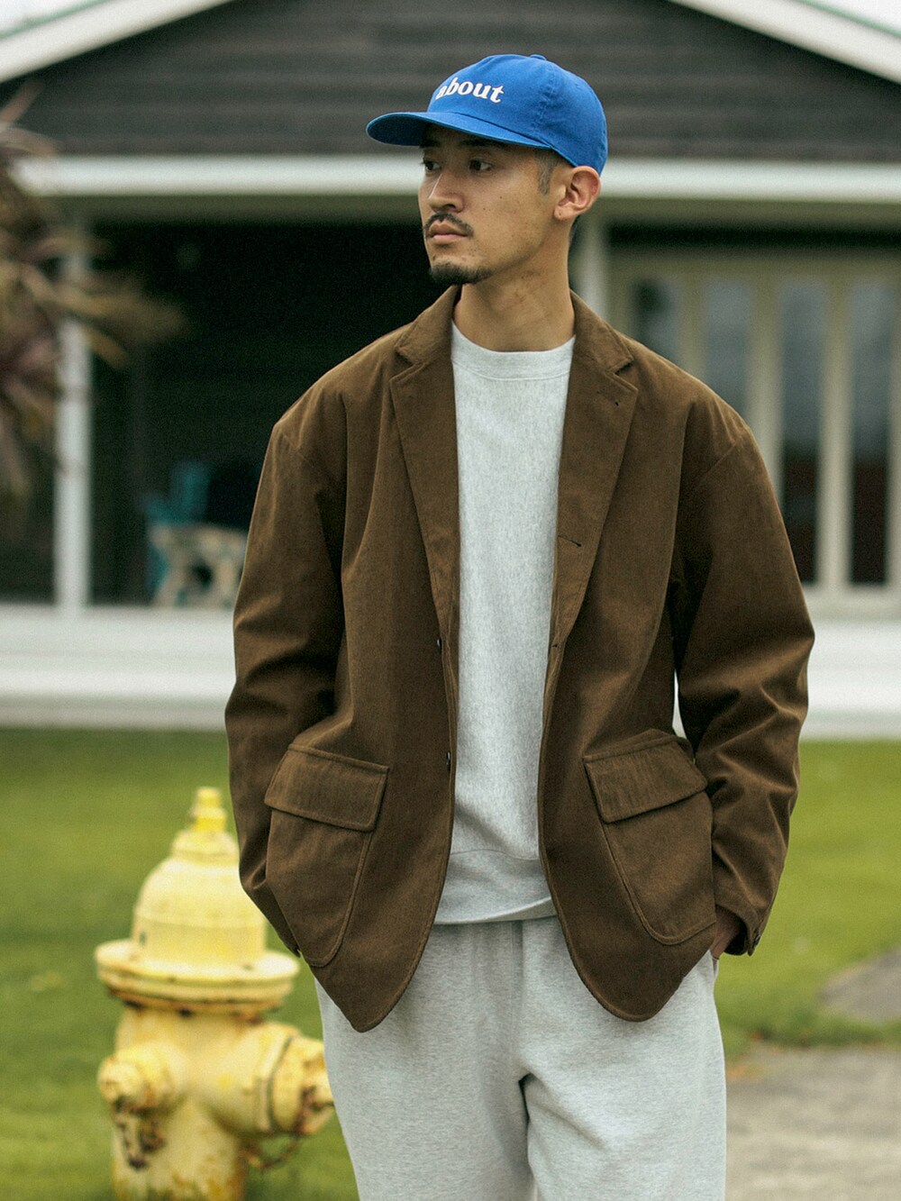 ブラウン系のテーラードジャケット、グレー系のスウェットパンツ、グレー系のスウェットを着用したメンズの秋コーディネートの3枚目の写真