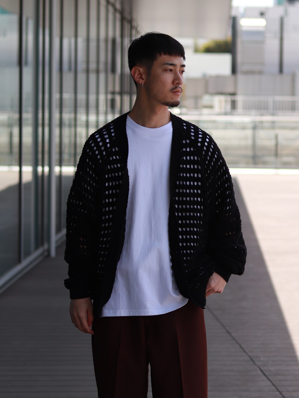 ブラック系のカーディガン/ボレロ、ブラウン系のその他パンツ、ホワイト系のTシャツ/カットソーを着用したメンズの春コーディネートの3枚目の写真