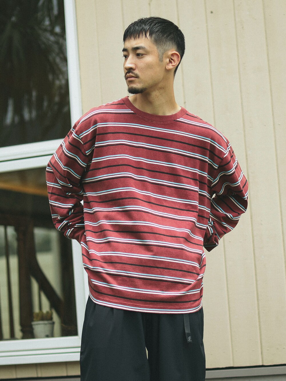 レッド系のTシャツ/カットソー、ブラック系のその他パンツを着用したメンズの秋コーディネートの2枚目の写真