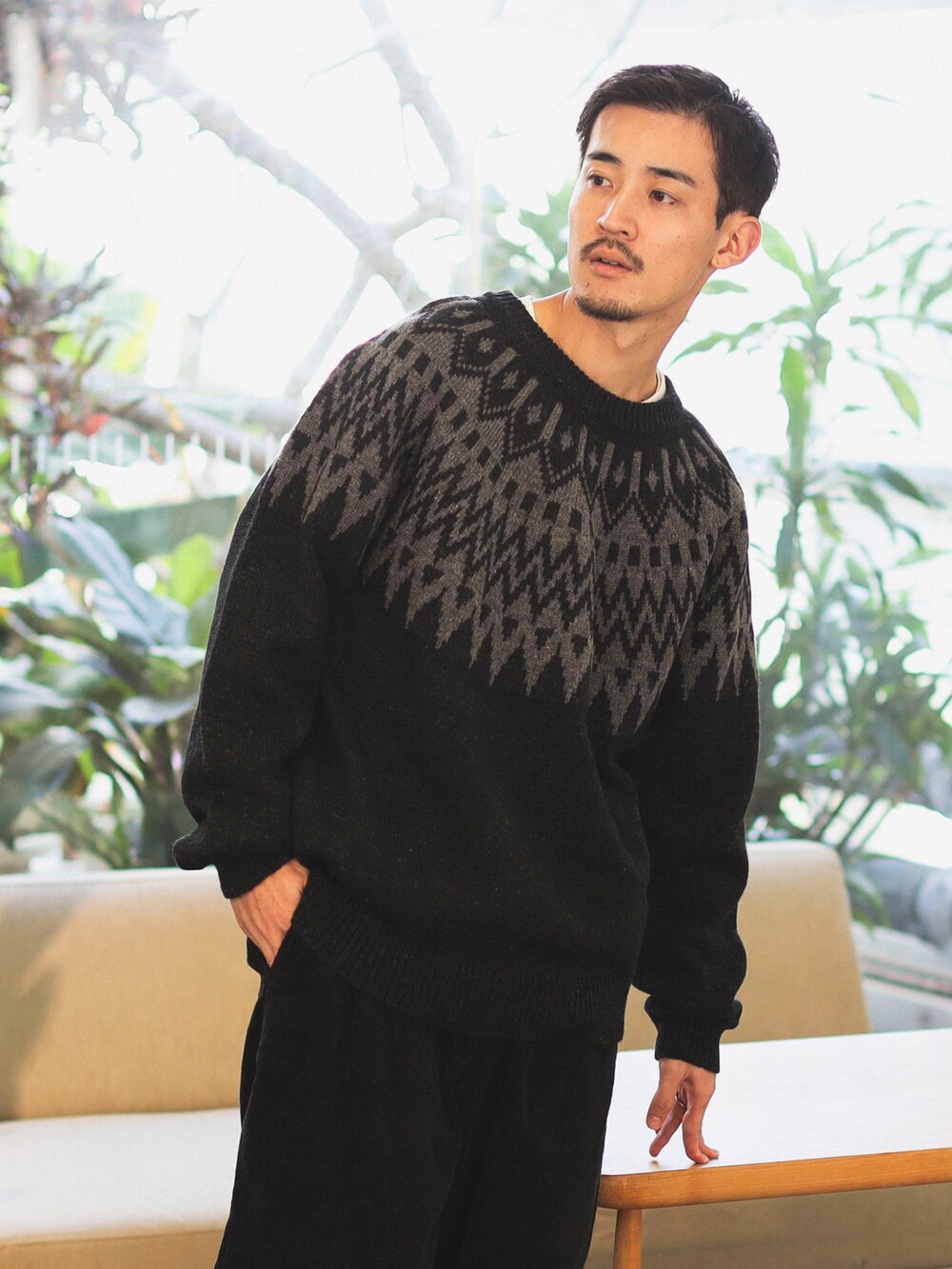 グレー系のニット/セーターを着用したメンズの冬コーディネートの3枚目の写真