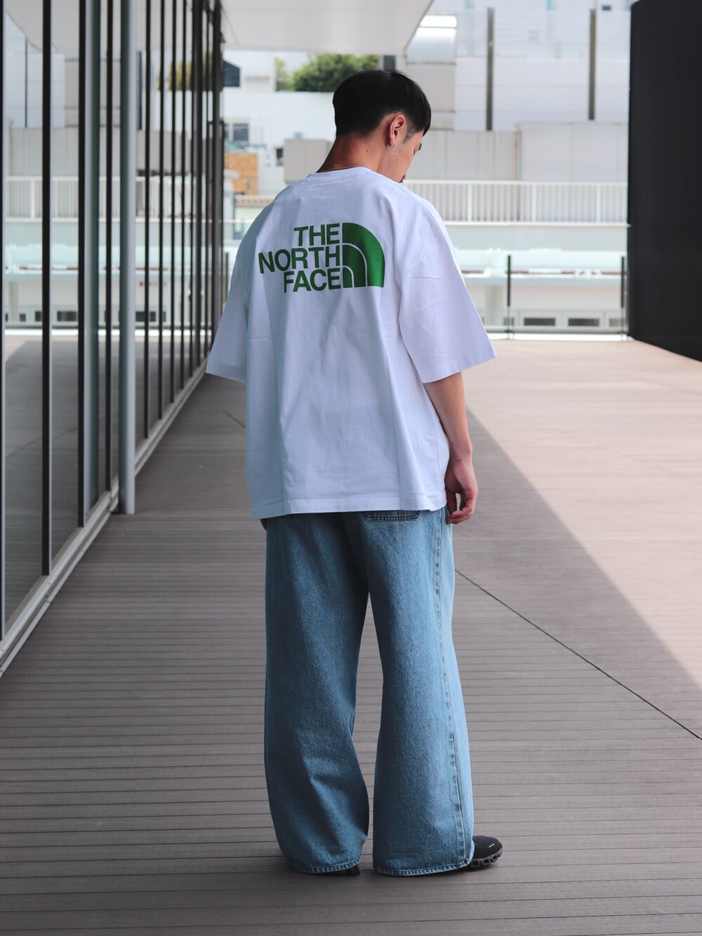 ブルー系のデニムパンツ、ホワイト系のTシャツ/カットソーを着用したメンズの春コーディネートの3枚目の写真
