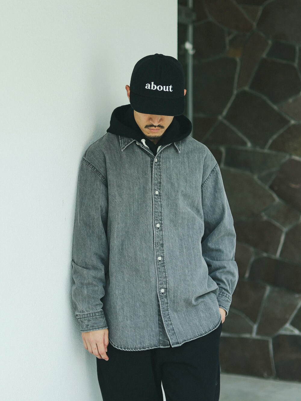 ブラック系のシャツ/ブラウス、ブラック系のスウェットパンツ、ブラック系のパーカーを着用したメンズの秋コーディネートの3枚目の写真