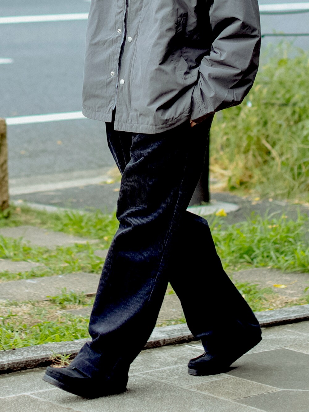 グレー系のパーカー、ブラック系のその他パンツを着用したメンズの秋コーディネートの3枚目の写真