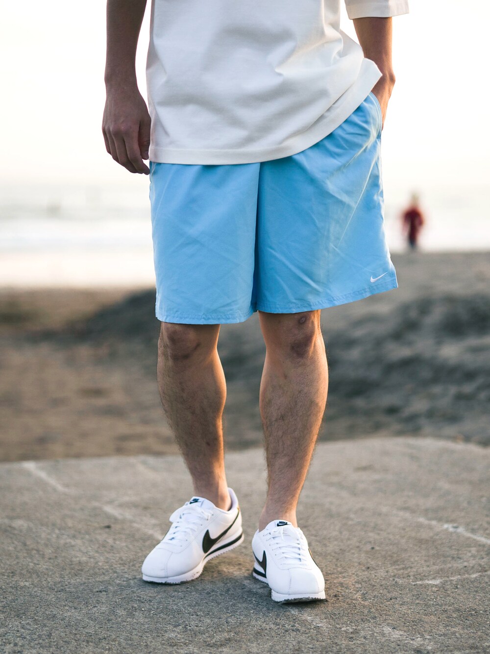 ホワイト系のTシャツ/カットソー、ブルー系のその他パンツ、ホワイト系のスニーカーを着用したメンズの夏コーディネートの3枚目の写真