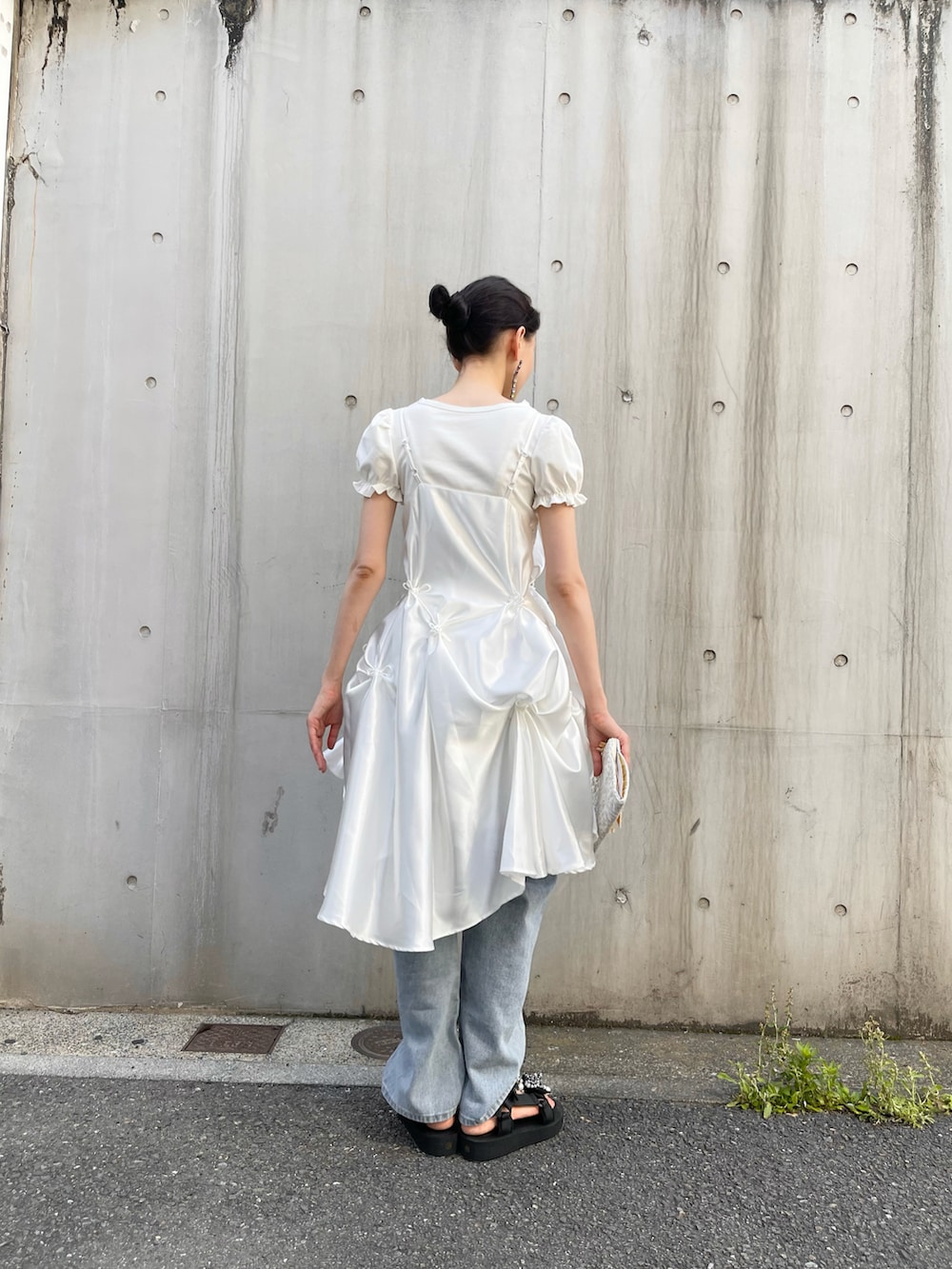 「LA POMMEのアイテム（サンダル、ブラック系）」を使った、lapommepetit_staffさん（レディース・160cm）の夏コーディネートの2枚目の写真