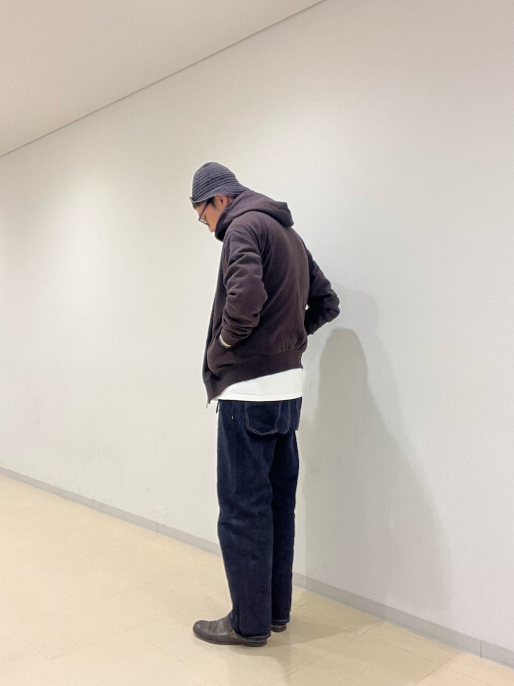 ブラウン系のブーツ、ブルー系のデニムパンツ、ホワイト系のTシャツ/カットソーを着用したメンズの秋コーディネートの2枚目の写真