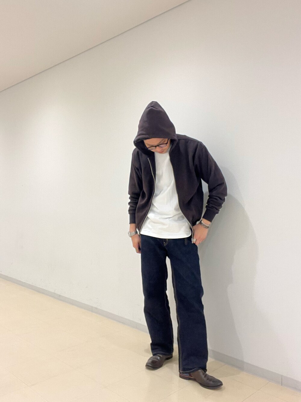 ブラウン系のブーツ、ブルー系のデニムパンツ、ホワイト系のTシャツ/カットソーを着用したメンズの秋コーディネートの4枚目の写真