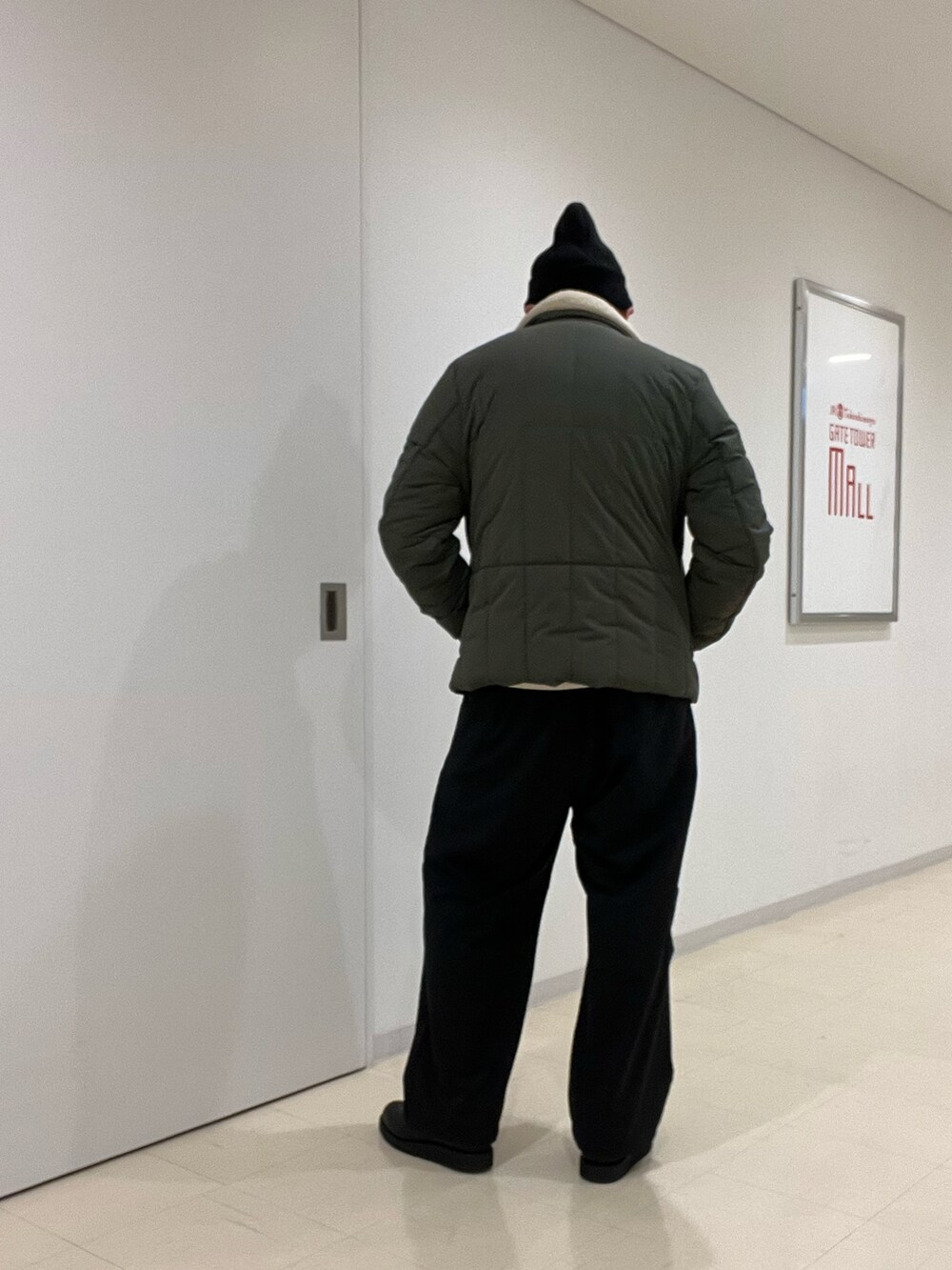 ホワイト系のニット/セーター、ブラック系のその他パンツ、ブラック系のその他シューズを着用したメンズの秋コーディネートの4枚目の写真