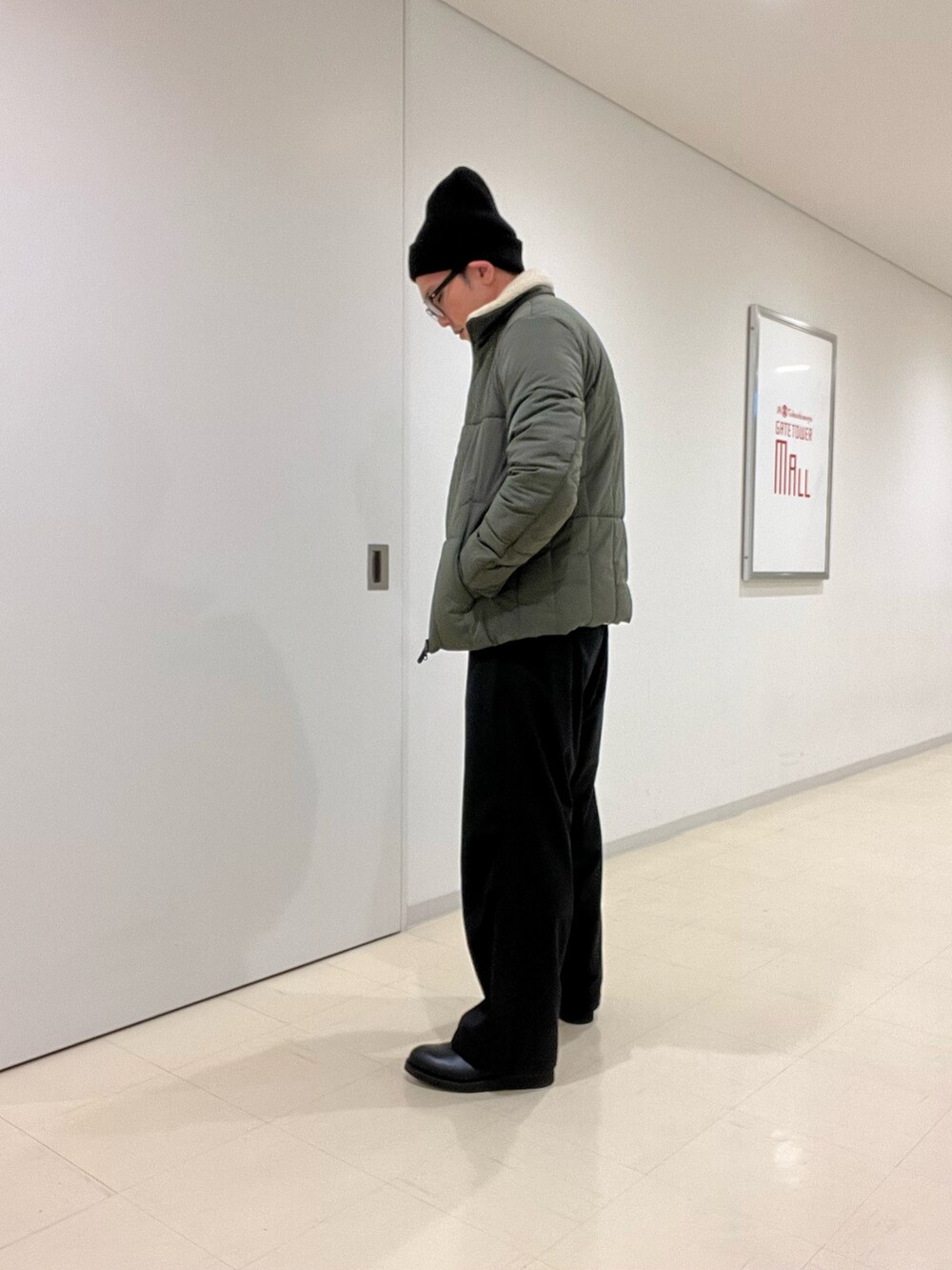 ホワイト系のニット/セーター、ブラック系のその他パンツ、ブラック系のその他シューズを着用したメンズの秋コーディネートの3枚目の写真