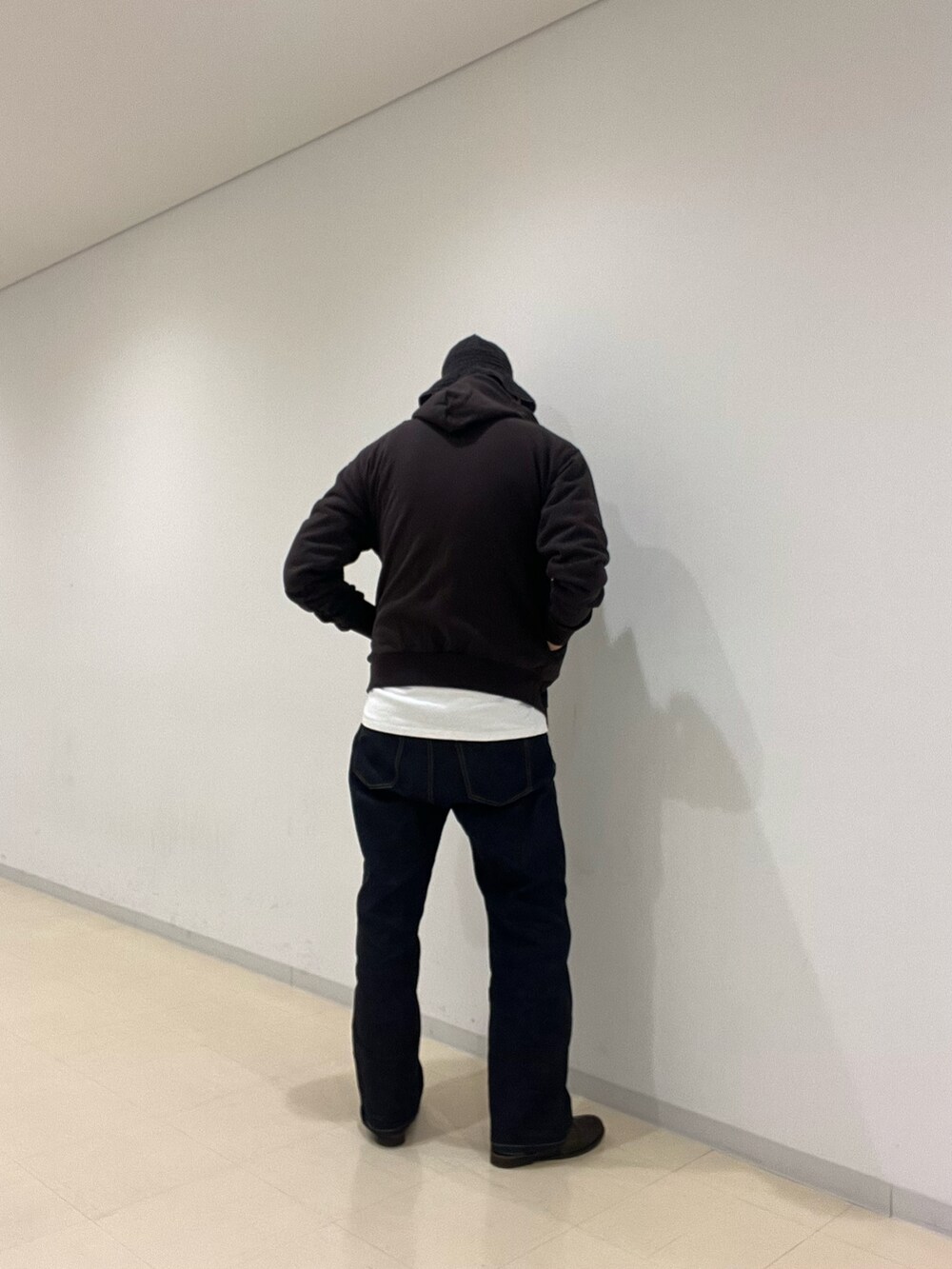 ブラウン系のブーツ、ブルー系のデニムパンツ、ホワイト系のTシャツ/カットソーを着用したメンズの秋コーディネートの3枚目の写真