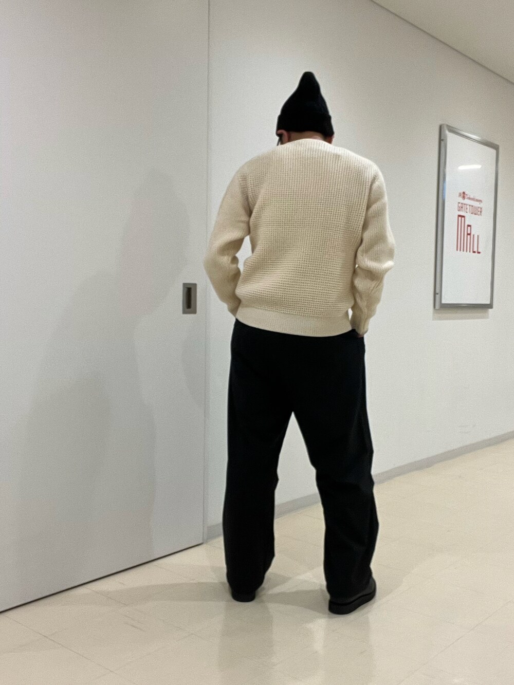 ホワイト系のニット/セーター、ブラック系のその他パンツ、ブラック系のその他シューズを着用したメンズの秋コーディネートの5枚目の写真