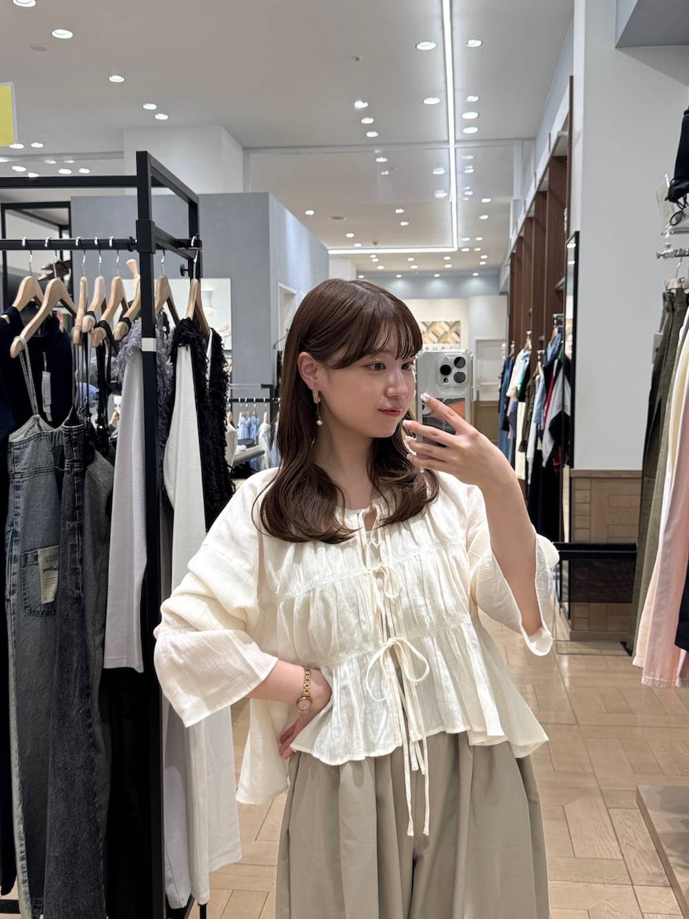 ホワイト系のシャツ/ブラウス、ベージュ系のその他パンツを着用したレディースの春コーディネートの5枚目の写真