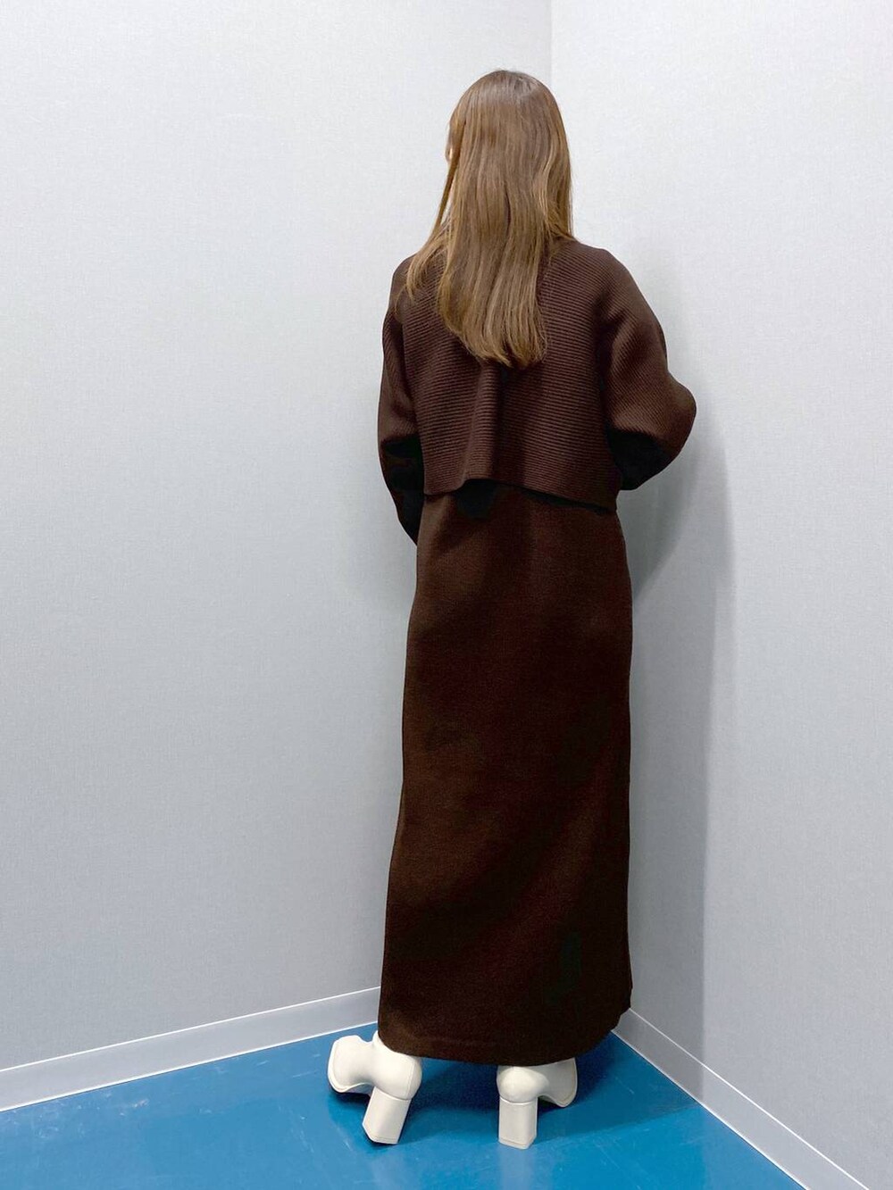 ホワイト系のTシャツ/カットソー、ホワイト系のショルダーバッグ、ブラウン系のトレンチコートを着用したレディースの冬コーディネートの5枚目の写真