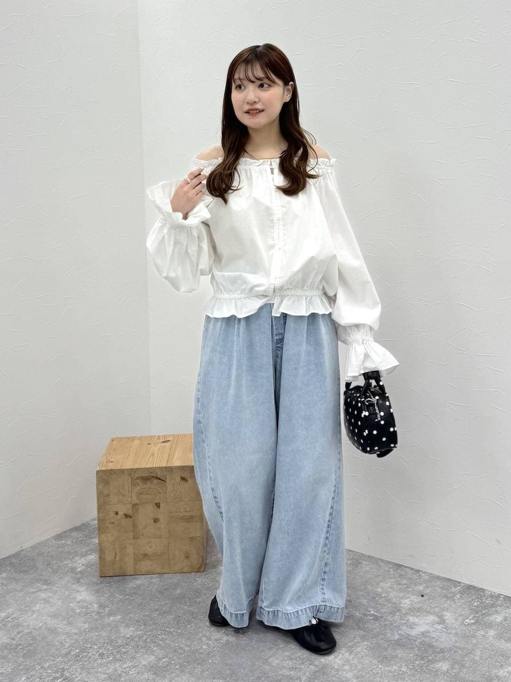 その他のボストンバッグ、ブルー系のデニムパンツ、ホワイト系のシャツ/ブラウスを着用したレディースの春コーディネートの5枚目の写真