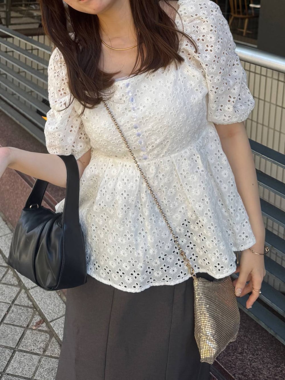 ホワイト系のシャツ/ブラウスを着用したレディースの夏コーディネートの4枚目の写真