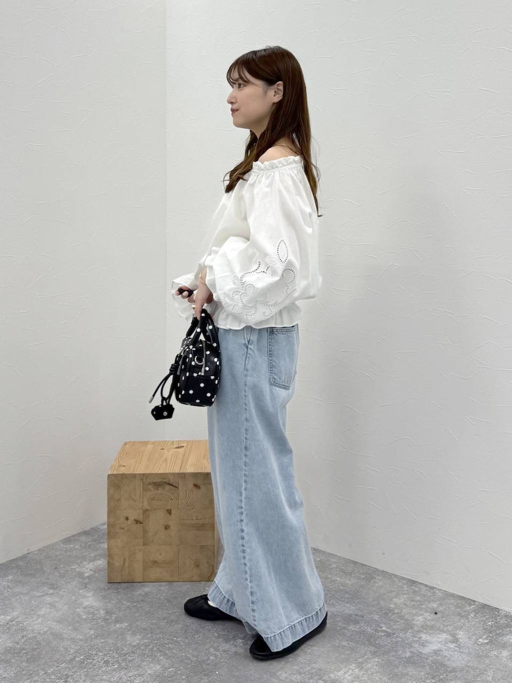 その他のボストンバッグ、ブルー系のデニムパンツ、ホワイト系のシャツ/ブラウスを着用したレディースの春コーディネートの3枚目の写真