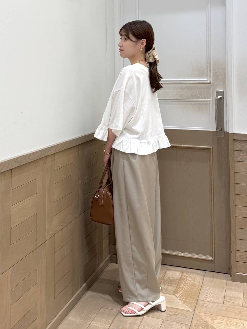 「低身長、ワントーン、ベーシック/シンプル、ローリーズスタイル_LOWRYS FARM、LOWRYS FARM、パンツ、きれいめカジュアル、大人女子カジュアル_LOWRYS FARM、大人カジュアル」｜「LOWRYS FARMのステンレスフープチョーカー 127295（チョーカー、ゴールド系）」を使った、のあさん（レディース・150cm）の夏コーディネートの2枚目の写真