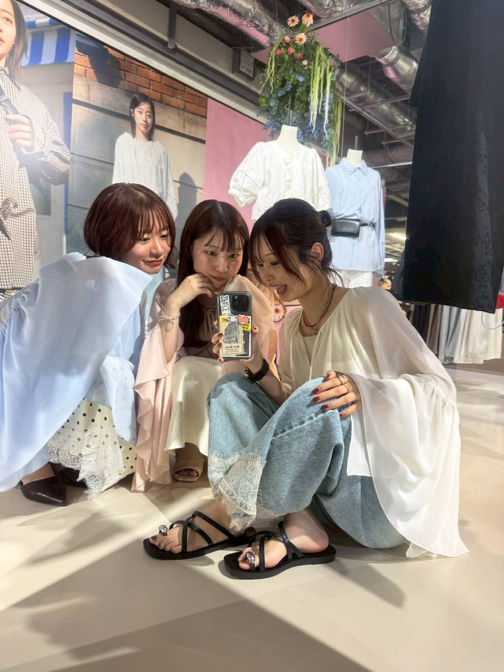 ホワイト系のスカート、ブルー系のデニムパンツ、ホワイト系のスカートを着用したレディースの春コーディネートの2枚目の写真