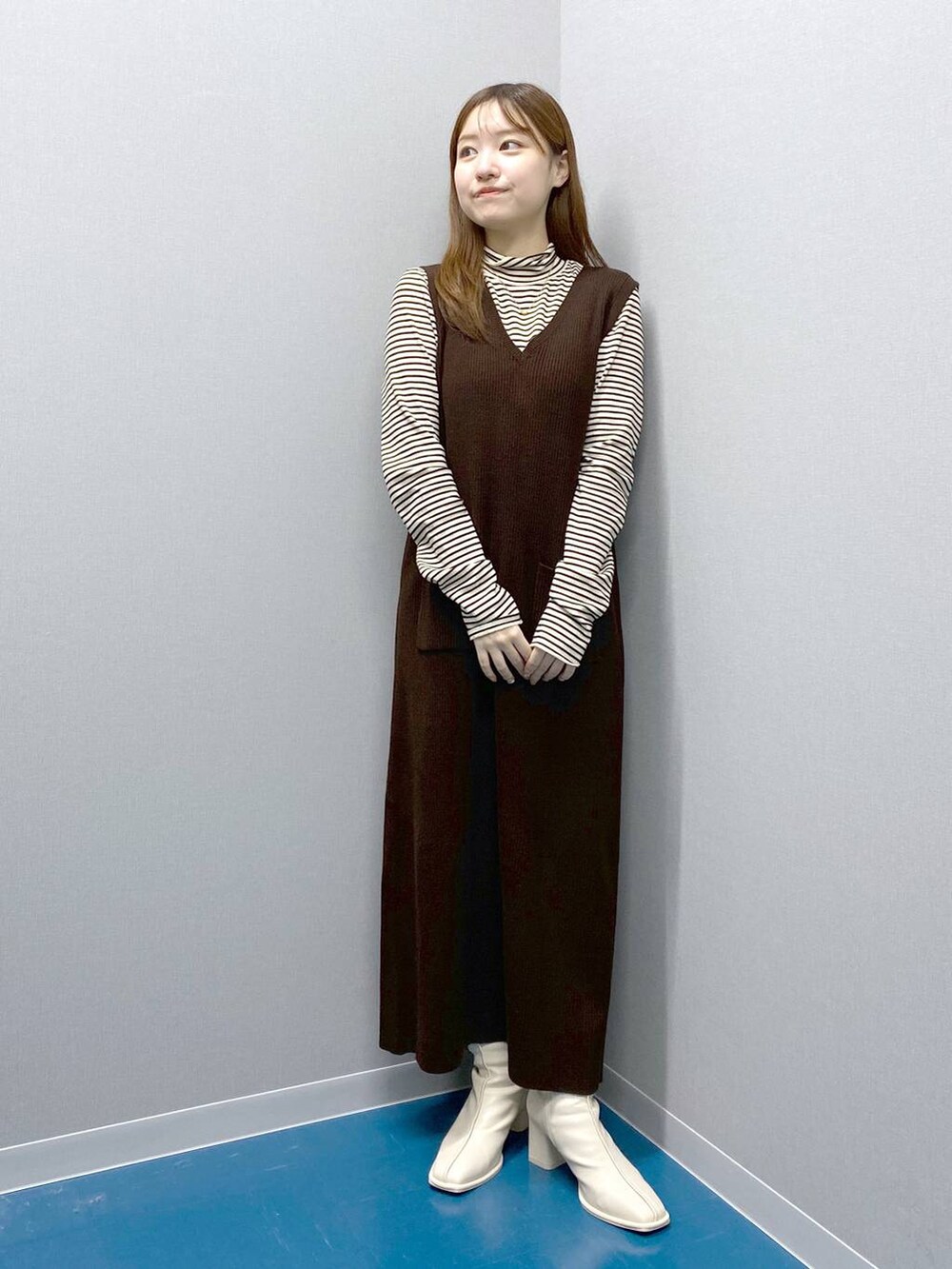 ホワイト系のTシャツ/カットソー、ホワイト系のショルダーバッグ、ブラウン系のトレンチコートを着用したレディースの冬コーディネートの7枚目の写真