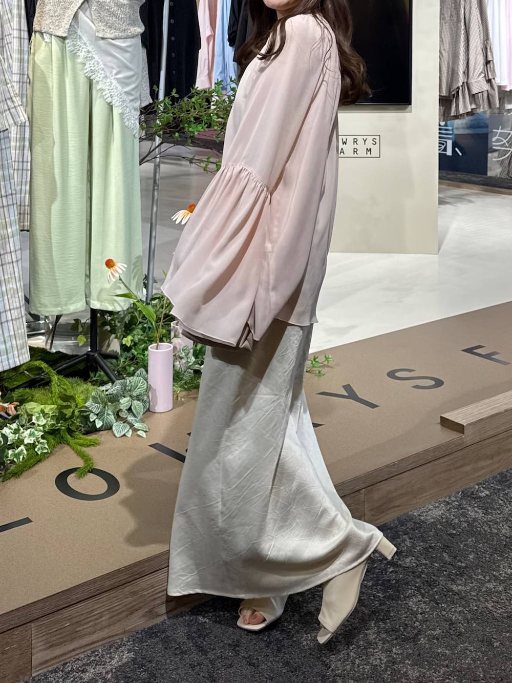 ホワイト系のサンダルを着用したレディースの春コーディネートの2枚目の写真