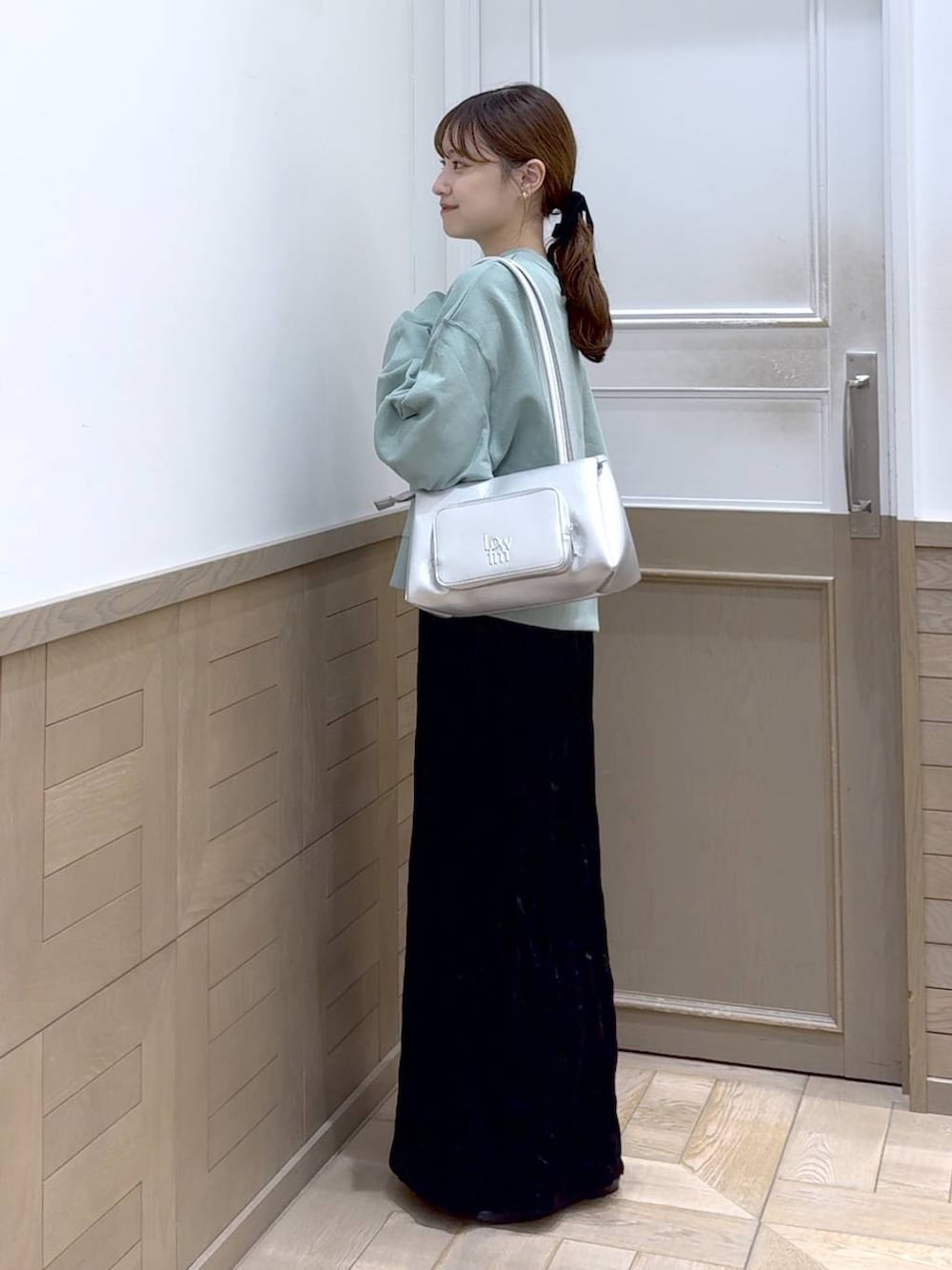 「低身長、ベーシック/シンプル、スウェット、ワンピース、キャミワンピース、LOWRYS FARM、カジュアルコーデ、大人女子カジュアル_LOWRYS FARM」｜「LOWRYS FARMのＵＳＡウラケロゴＬＳ 133785（スウェット、グリーン系）」を使った、のあさん（レディース・150cm）の秋コーディネートの3枚目の写真