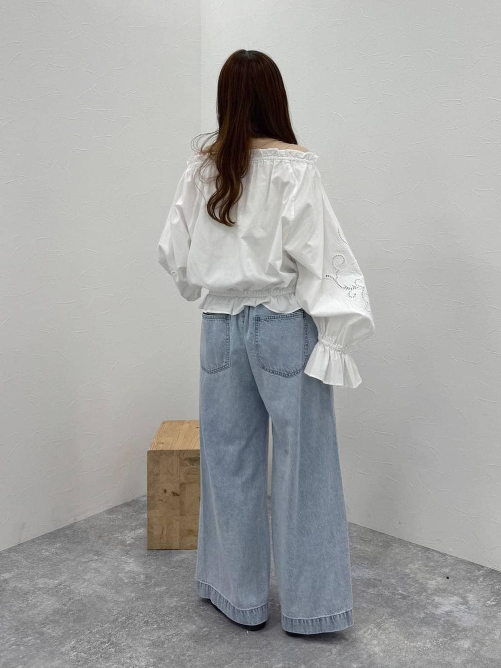 その他のボストンバッグ、ブルー系のデニムパンツ、ホワイト系のシャツ/ブラウスを着用したレディースの春コーディネートの4枚目の写真